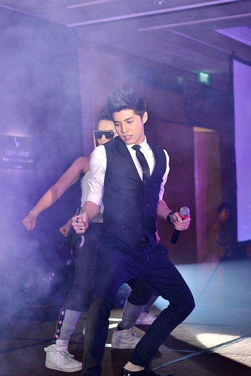 Hà Hồ đưa thí sinh The Voice dự tiệc âm nhạc