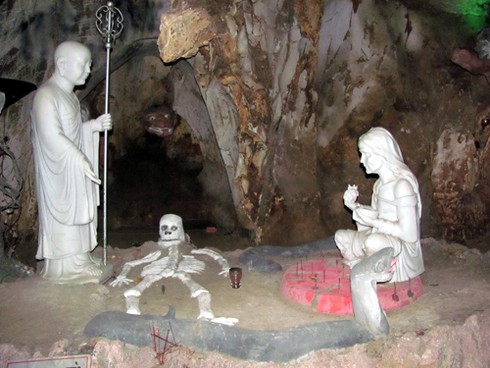 Rằm tháng Bảy xuống thăm động âm phủ ở Ngũ Hành Sơn