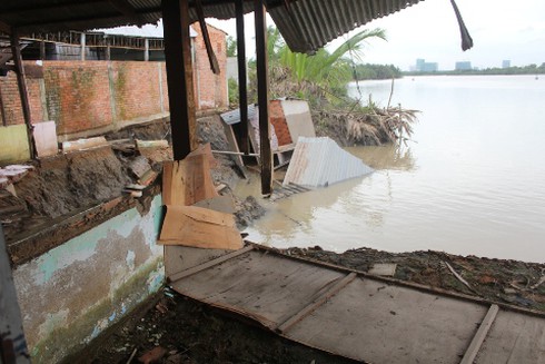 Hàng trăm mét đất trôi sông trong đêm