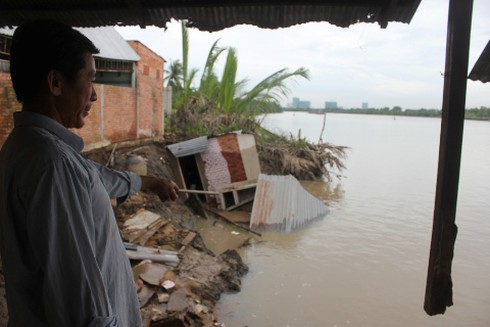 Hàng trăm mét đất trôi sông trong đêm