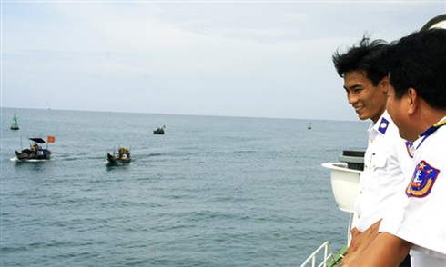 Cảnh sát biển bảo vệ chủ quyền và ngư dân
