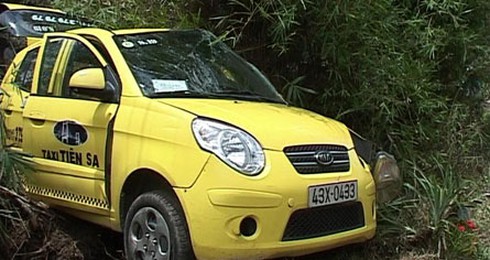 Tàu hỏa tông taxi văng 25m, 5 người thương vong