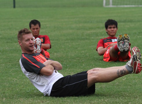 ĐT Việt Nam thực hiện các bài tập lạ cùng HLV ngoại