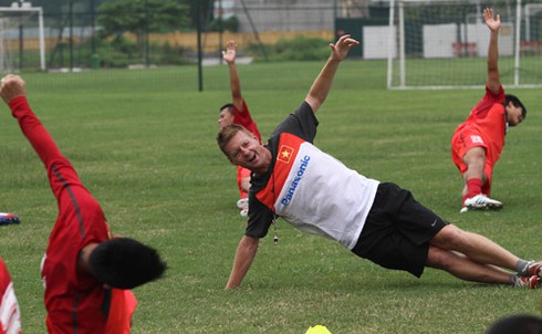 ĐT Việt Nam thực hiện các bài tập lạ cùng HLV ngoại