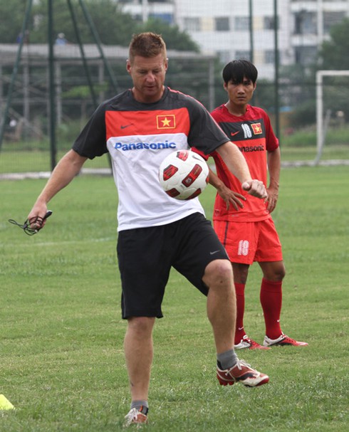 ĐT Việt Nam thực hiện các bài tập lạ cùng HLV ngoại