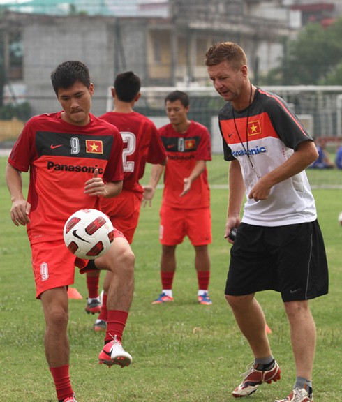 ĐT Việt Nam thực hiện các bài tập lạ cùng HLV ngoại