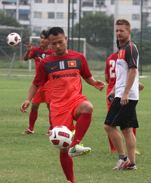 ĐT Việt Nam thực hiện các bài tập lạ cùng HLV ngoại