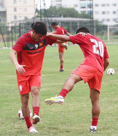 ĐT Việt Nam thực hiện các bài tập lạ cùng HLV ngoại