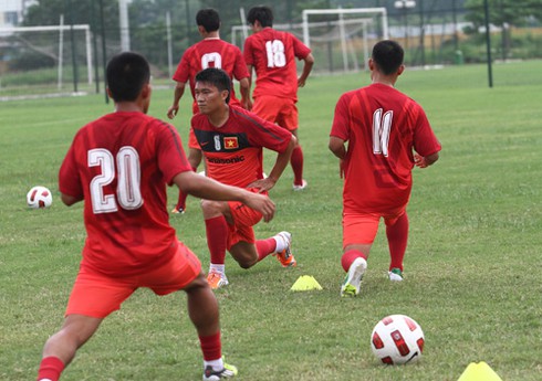 ĐT Việt Nam thực hiện các bài tập lạ cùng HLV ngoại