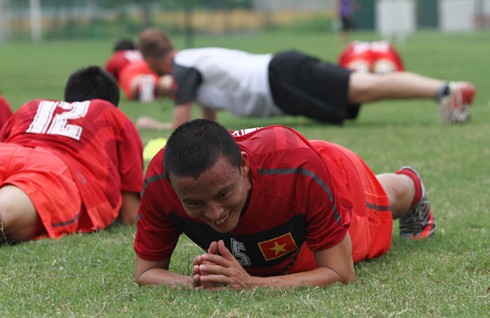 ĐT Việt Nam thực hiện các bài tập lạ cùng HLV ngoại