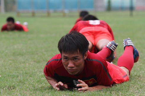 ĐT Việt Nam thực hiện các bài tập lạ cùng HLV ngoại