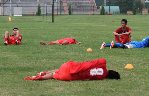 ĐT Việt Nam thực hiện các bài tập lạ cùng HLV ngoại