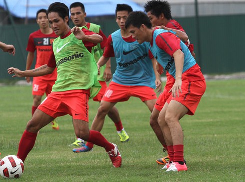 ĐT Việt Nam thực hiện các bài tập lạ cùng HLV ngoại