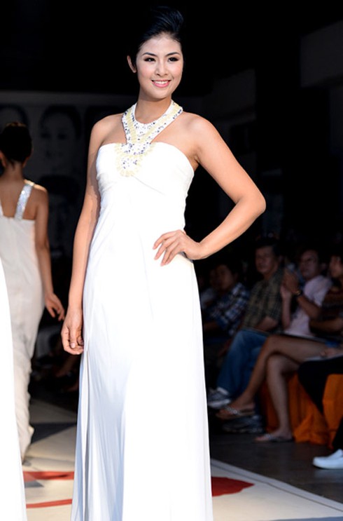 4 kiểu tóc đẹp mê mẩn của Hoa hậu