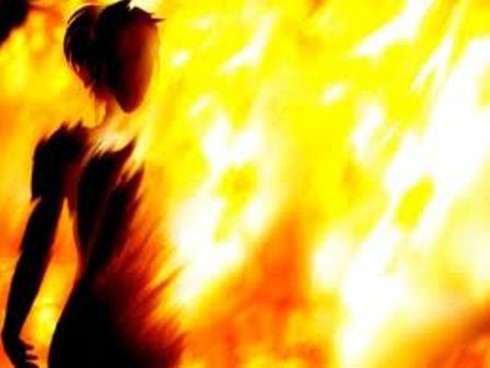 Chồng tẩm xăng đốt vợ đang ngủ