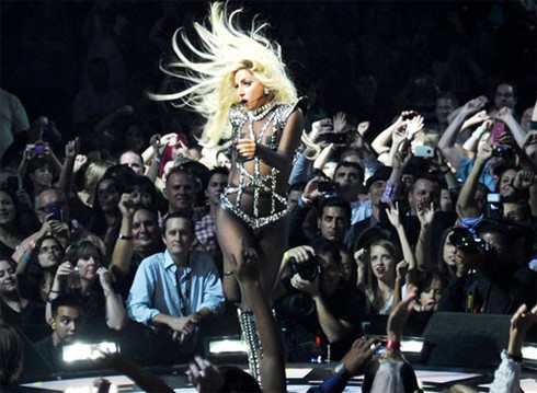 Kanye West hát rap về băng sex của Kim Kardashian