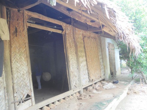 Chồng thiểu năng nuôi vợ tâm thần, anh trai mù lòa