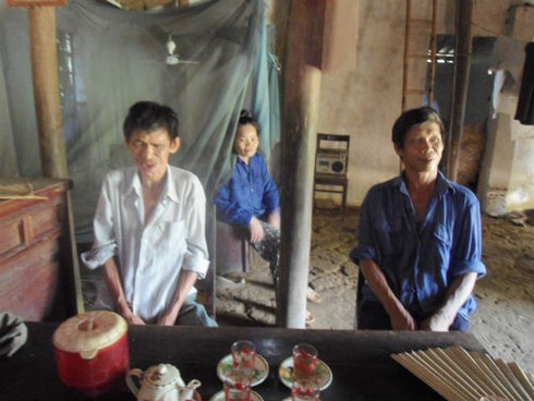 Chồng thiểu năng nuôi vợ tâm thần, anh trai mù lòa