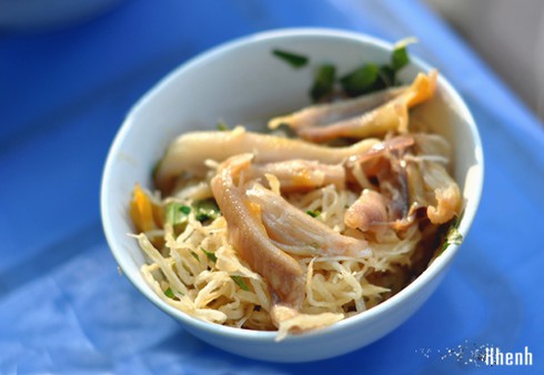 Buổi sáng đi ăn nộm chân gà, chân ngan