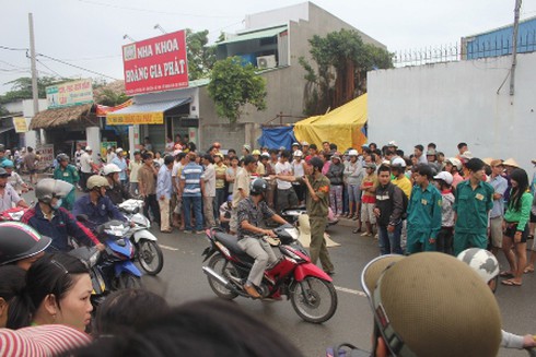 Va chạm xe máy, thiếu nữ bị xe tải cán