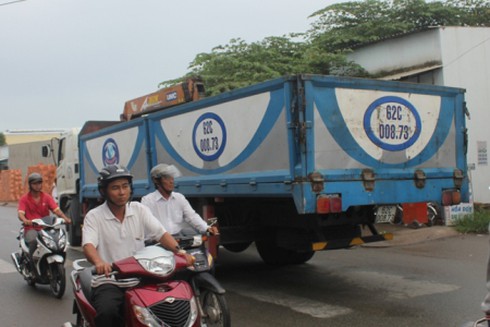 Va chạm xe máy, thiếu nữ bị xe tải cán