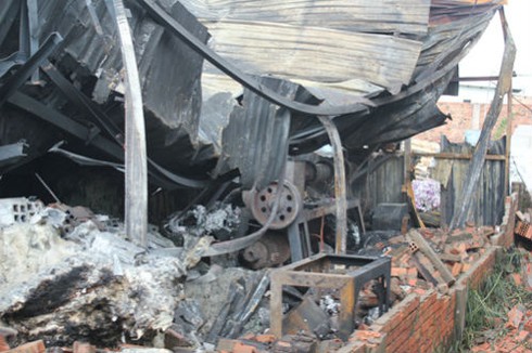 Cháy dữ dội ở khu Sóng Thần, người dân náo loạn