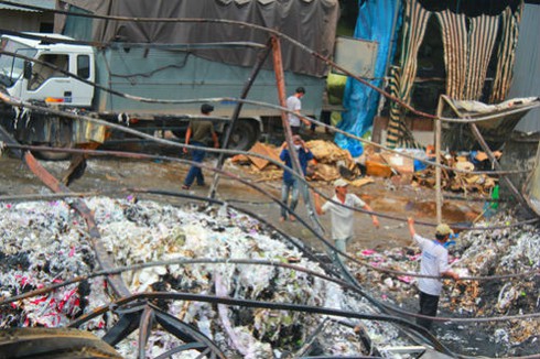 Cháy dữ dội ở khu Sóng Thần, người dân náo loạn