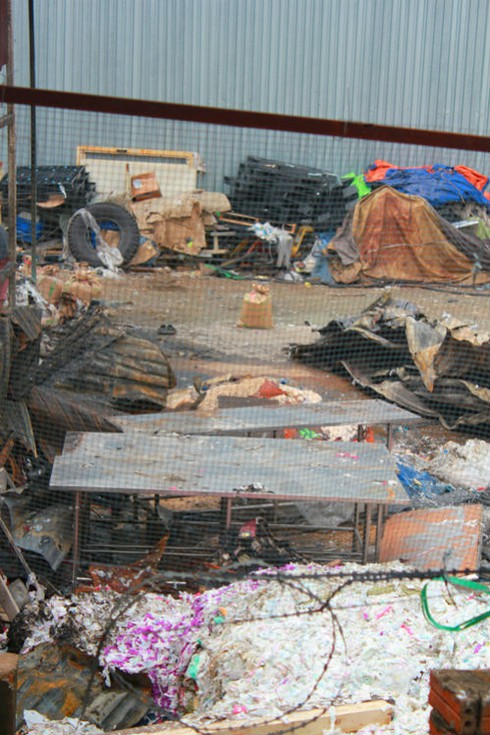 Cháy dữ dội ở khu Sóng Thần, người dân náo loạn