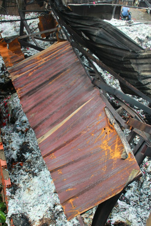 Cháy dữ dội ở khu Sóng Thần, người dân náo loạn