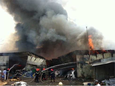 Cháy dữ dội ở khu Sóng Thần, người dân náo loạn