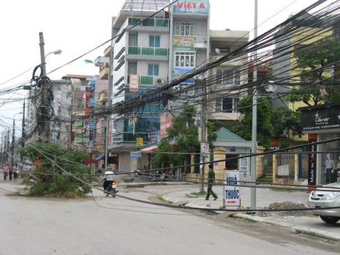 Kinh hãi đi qua phố bẫy dây cáp, điện ở Hà Nội