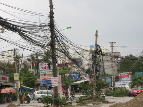 Kinh hãi đi qua phố bẫy dây cáp, điện ở Hà Nội