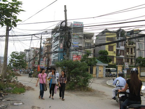 Kinh hãi đi qua phố bẫy dây cáp, điện ở Hà Nội