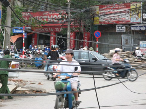 Kinh hãi đi qua phố bẫy dây cáp, điện ở Hà Nội