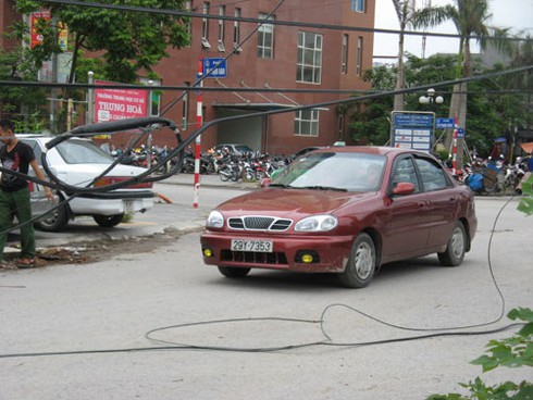 Kinh hãi đi qua phố bẫy dây cáp, điện ở Hà Nội