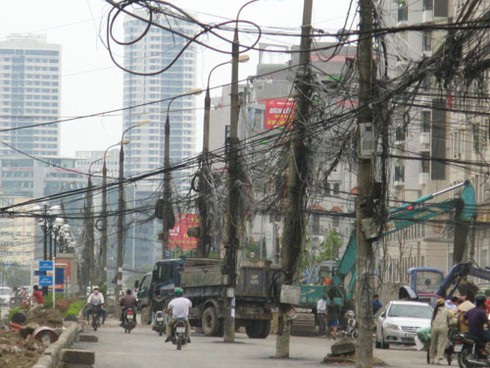 Kinh hãi đi qua phố bẫy dây cáp, điện ở Hà Nội