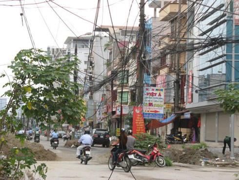 Kinh hãi đi qua phố bẫy dây cáp, điện ở Hà Nội
