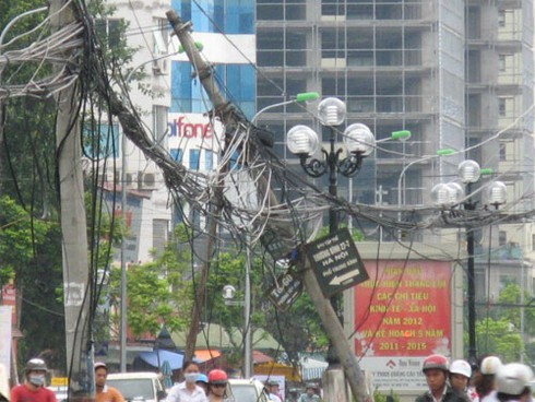 Kinh hãi đi qua phố bẫy dây cáp, điện ở Hà Nội