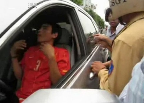 Vi phạm Luật giao thông, cựu tuyển thủ Huy Hoàng vẫn bay, lắc trong xế hộp bạc tỷ