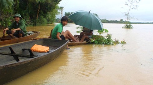 Miền Trung: Mưa lũ làm 11 người chết, cô lập các xã miền núi