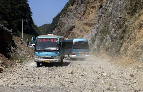 Hình ảnh đổ nát sau động đất ở Trung Quốc