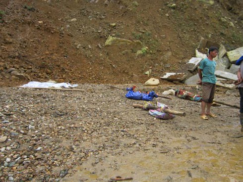 Cận cảnh cuộc tìm kiếm nạn nhân vụ sạt lở Yên Bái