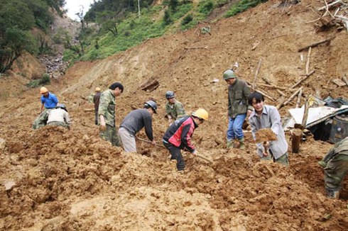 Cận cảnh cuộc tìm kiếm nạn nhân vụ sạt lở Yên Bái