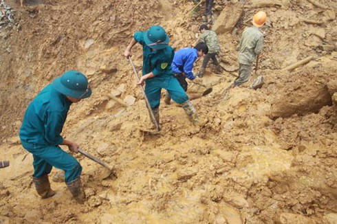 Cận cảnh cuộc tìm kiếm nạn nhân vụ sạt lở Yên Bái