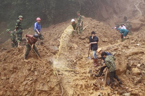 Cận cảnh cuộc tìm kiếm nạn nhân vụ sạt lở Yên Bái
