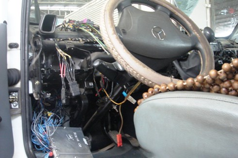 Hàng loạt xe Mercedes mất 'bộ não' sau một đêm