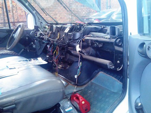 Hàng loạt xe Mercedes mất 'bộ não' sau một đêm