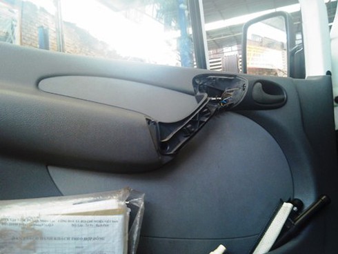 Hàng loạt xe Mercedes mất 'bộ não' sau một đêm