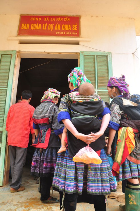 Vợ con khắc khoải chờ tìm thi thể người cuối cùng