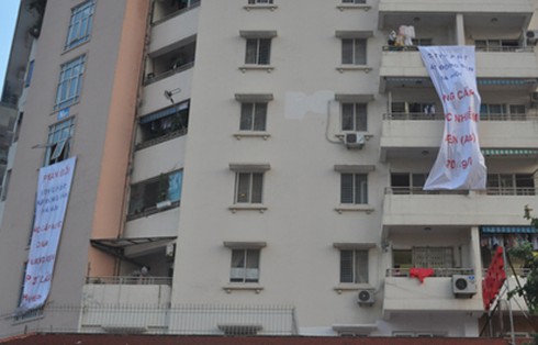 Nước ăn độc gấp 37 lần, dân chung cư treo băng rôn kêu cứu